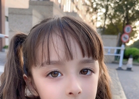 混血儿小女孩，有点像杨幂